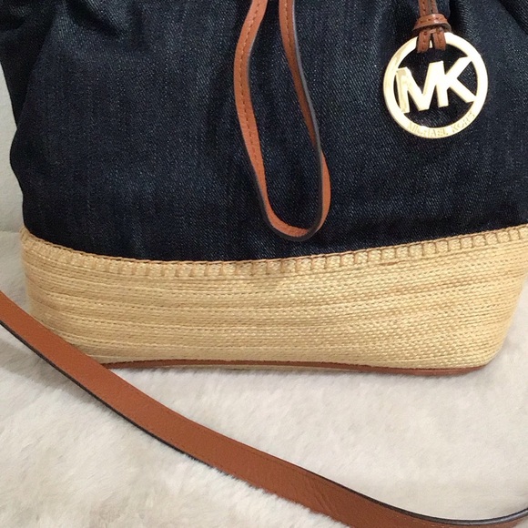EUC. MICHAEL KORS Denim Blue Drawstring Straw Bucket Top Handle/Crossbody Bag - Picture 3 of 16